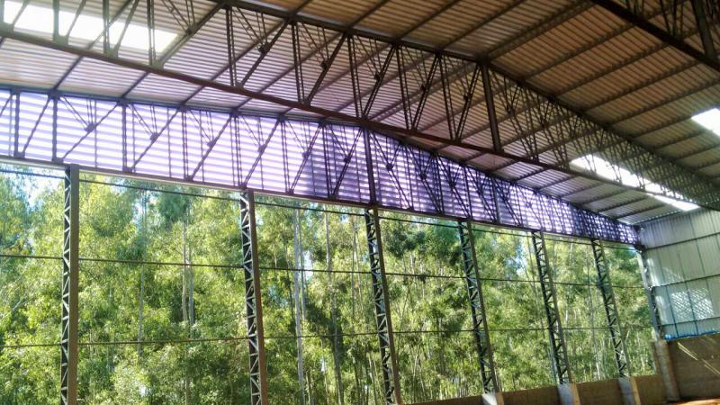 Veneziana industrial instalada no fechamento lateral de um galpão